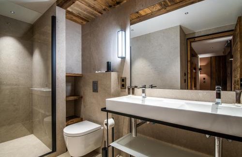 Meribel Apartment | Appartement de luxe avec accès ski aux pieds, spa, terrasses ensoleillées et services hôteliers inclus - FR-1-613-61