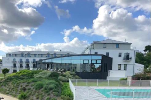 Concarneau Apartment | Appartement devant la plage avec piscine