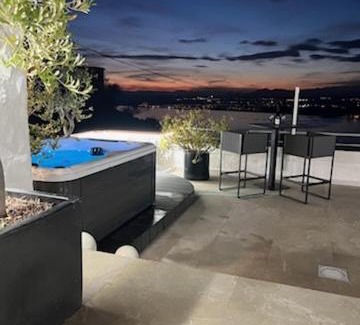 Roses Town Center Apartment | Appartement Duplex Rosas avec terrasse magnifique jacuzzi vue mer