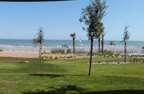 La Tranche-sur-Mer Apartment | Appartement en bord de mer, 2 chambres, piscine, parking, animaux admis - FR-1-194-231