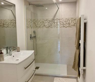 Cros-de-Cagnes Apartment | Appartement lumineux, rénové et à 10 min de la plage & parking - Cagnes sur Mer !