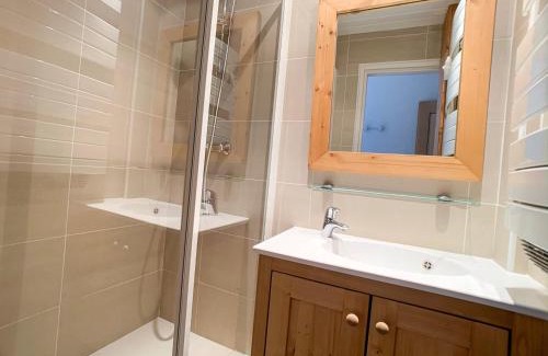 Val Claret Apartment | Appartement lumineux proche pistes et commerces, 3P/8 pers, balcon exposé sud - FR-1-502-363