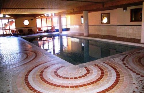 Arc-2000 Apartment | Appartement montagnard spacieux avec balcon, proche pistes et commerces, accès piscine et sauna - FR-1-411-700