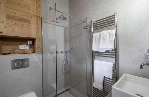 Le Bettaix Apartment | Appartement neuf et cosy, proche des pistes, avec cheminée et parkings dédiés - FR-1-570-11