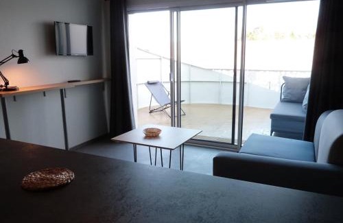 La Tranche-sur-Mer Apartment | Appartement PMR 2 Chambres, Face Plage, Piscine, Balcon, Pour 6 Personnes, Animaux Admis - FR-1-194-222