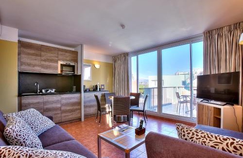 Antibes City Centre Apartment | Appartement Port Prestige - terrasse - piscine - parking
