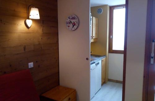 Meribel-Mottaret Apartment | Appartement rénové à Méribel, 1 chambre, 3 couchages, balcon, accès pistes, casier à skis, WIFI - FR-1-355-175