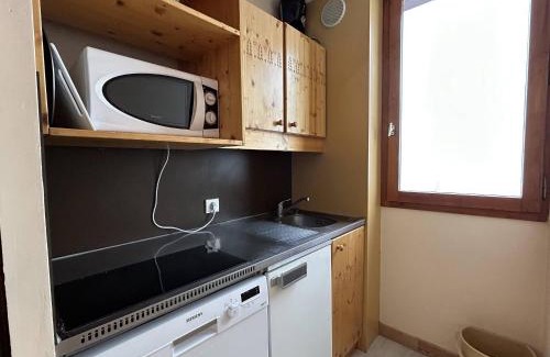 Meribel-Mottaret Apartment | Appartement rénové à Méribel, 1 chambre, 3 couchages, balcon, accès pistes, casier à skis, WIFI - FR-1-355-175