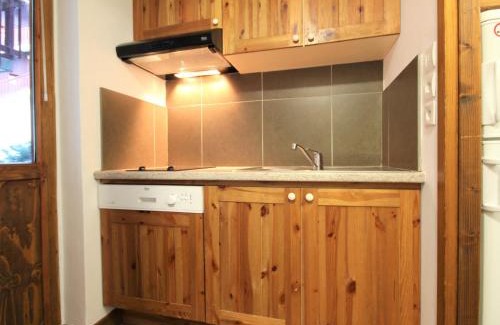 Montchavin Apartment | Appartement rénové proche centre, 2 chambres, 6 pers, balcon, casiers à skis - FR-1-181-2458