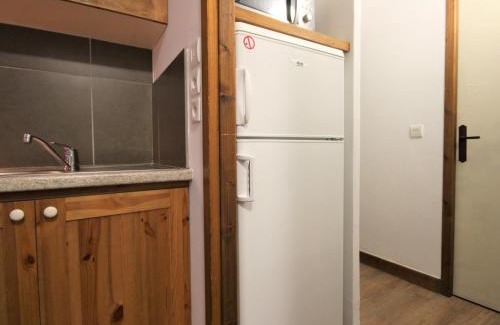 Montchavin Apartment | Appartement rénové proche centre, 2 chambres, 6 pers, balcon, casiers à skis - FR-1-181-2458