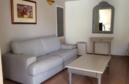 Roquefort-les-Pins House | Appartement rez de jardin de villa avec piscine