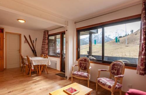 Meribel-Mottaret Apartment | Appartement skis aux pieds avec double balcon près de Méribel - FR-1-355-101