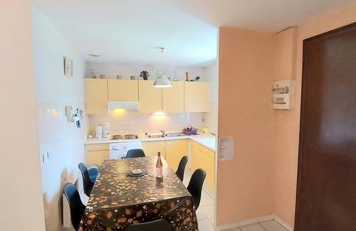 Elne Apartment | Appartement soleil catalan 2km mer rdc 4pers 50m2 wifi 2ch large garden parking