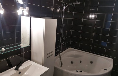 Charleroi Apartment | Appartement Spacieux 3 Chambres Pour 6 Pers. à 2 pas du Centre + Parking