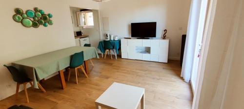Montauroux Apartment | Appartement spacieux dans Villa Prasada près du lac et du village, avec belle vue
