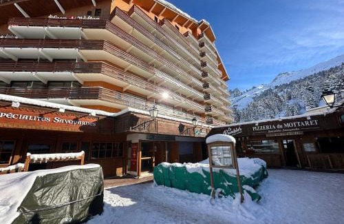 Meribel-Mottaret Apartment | Appartement spacieux rénové ski aux pieds, balcon, parking, Wi-Fi - FR-1-688-50