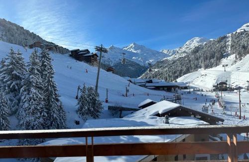 Meribel-Mottaret Apartment | Appartement spacieux rénové ski aux pieds, balcon, parking, Wi-Fi - FR-1-688-50
