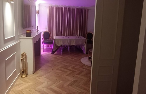 Livry-Gargan Apartment | Appartement Suite Charmant et Spacieux Décor Haussmannien