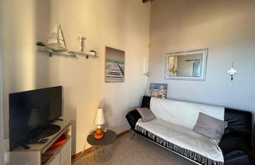 Saint-Pierre-la-Mer Apartment | Appartement T2 cabine vue mer - Saint Pierre la Mer 4MED97