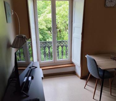Bagneres-de-Luchon Apartment | appartement T1 hyper centre 350 m des thermes 200 m des télécabines deuxième étage avec ascenseur