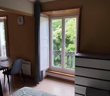 Bagneres-de-Luchon Apartment | appartement T1 hyper centre 350 m des thermes 200 m des télécabines deuxième étage avec ascenseur