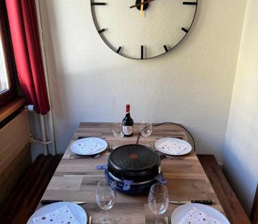 La Clusaz Apartment | Appartement T2 ambiance chalet centre village proche des commerces et des pistes WIFI