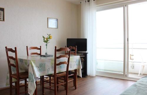 La Baule-Escoublac Apartment | Appartement T2 Cabine 6 pers avec balcon, à deux pas de la mer et des commerces - La Baule - FR-1-245-136