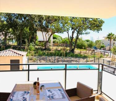 Bormes-Les-Mimosas Apartment | Appartement T2 chambre plus cabine, terrasse vue piscine