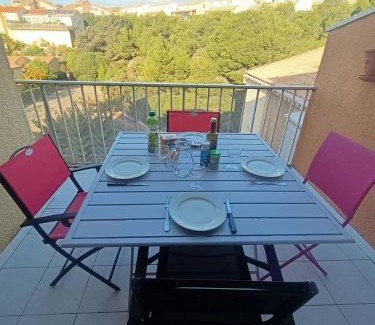 Saint-Pierre-la-Mer Apartment | Appartement T2 Cabine, mezzanine Saint Pierre la mer 4oliv41