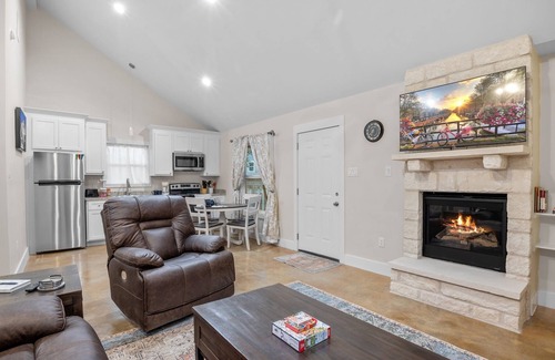 Fredericksburg Cabin | Appian Way Monte Carlo 1 Bedroom Cabin by RedAwning