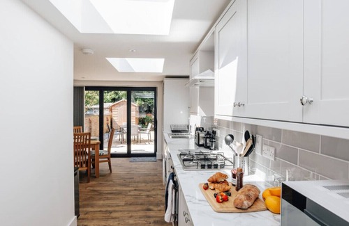 Henley House | Apple Blossom - Central Henley with free road parking