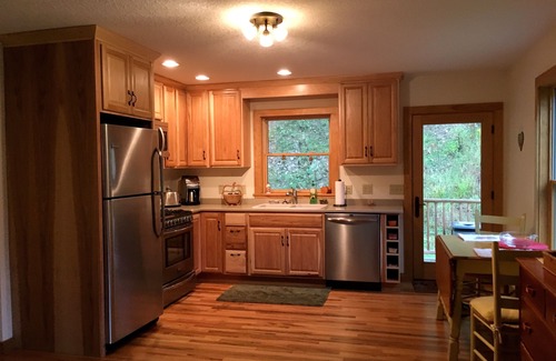 Hot Springs Cabin | Apple Cabin On The Creek-Mountain Getaway