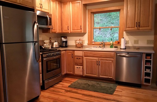 Hot Springs Cabin | Apple Cabin On The Creek-Mountain Getaway
