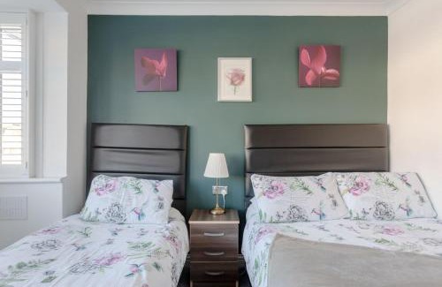 Queensbury House | Apple House Wembley - Family room with shared bathroom