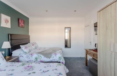 Queensbury House | Apple House Wembley - Family room with shared bathroom
