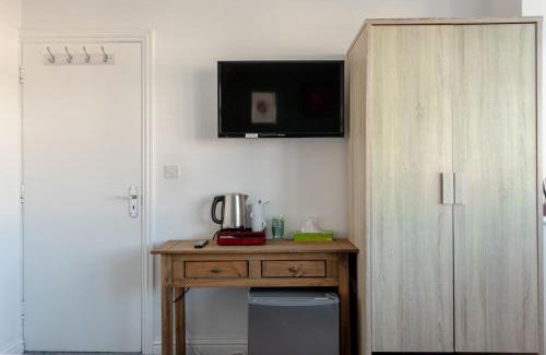 Queensbury House | Apple House Wembley - Family room with shared bathroom