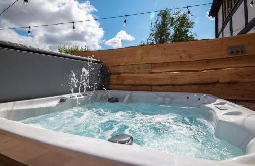 Hereford House | Apple Tree Cottage - Cosy 2 Bed with Deluxe HOT TUB & Log Burner