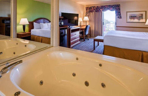 Petoskey Hotel | Apple Tree Inn, SureStay Collection by Best Western