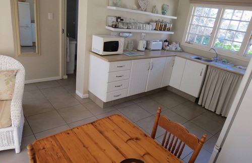 Grahamstown Hotel | AppleBee Guest Cottages