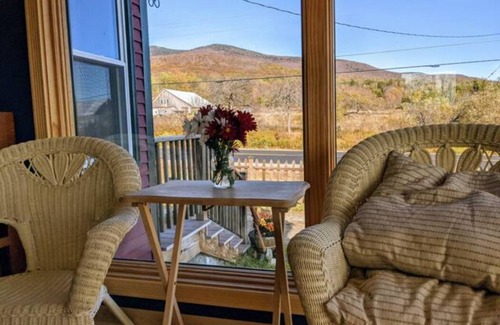 Jefferson House | Applebrook Historic New England Home with Mountain Views, 2 Acres, Must See!