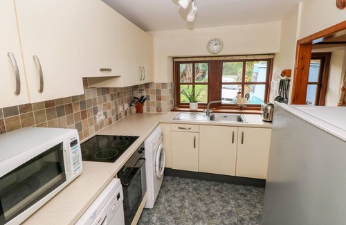 Trefin Cottage | APPLETREE COTTAGE, pet friendly, with open fire in Haverfordwest