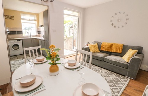 Ault Hucknall Cottage | APPLETREE COTTAGE, pet friendly, character holiday cottage in Clowne