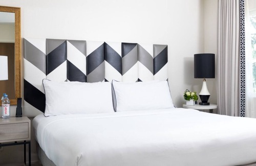 Norma Triangle Hotel | Appreciate the Beauty of Hollywood at an Exemplary Suite! 4 Modern Units, Pool!