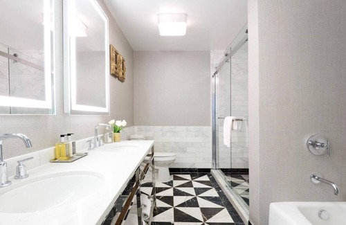 Norma Triangle Hotel | Appreciate the Beauty of Hollywood at an Exemplary Suite! 4 Modern Units, Pool!