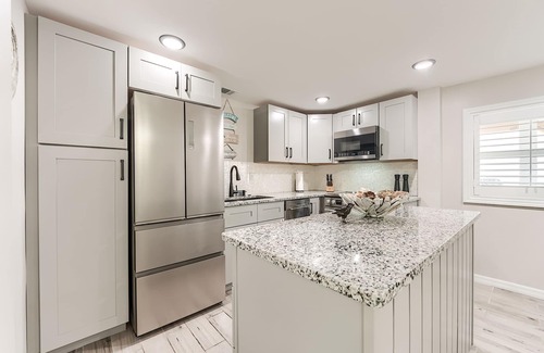 Fort Myers Beach Apartment | Approx.720 ft to Beach, Pool, Walk to restaurants, Beach Gear, Full Kit, WD, BBQ
