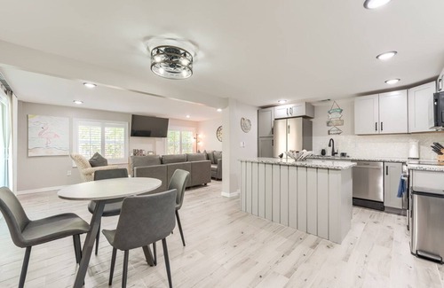 Fort Myers Beach Apartment | Approx.720 ft to Beach, Pool, Walk to restaurants, Beach Gear, Full Kit, WD, BBQ
