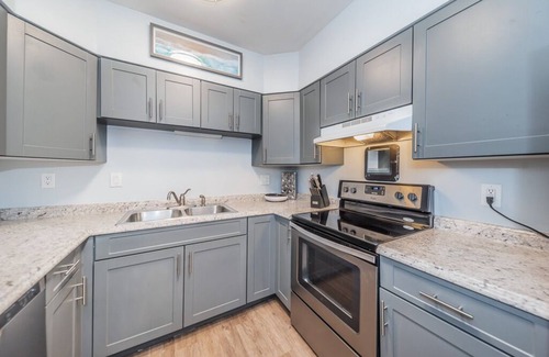 Downtown Dunedin Apartment | April Availability! Amazing location, walk to shops, restaurants, festivals +