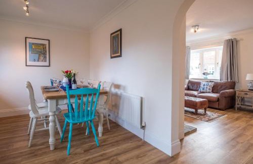 Aldeburgh House | April Cottage, Aldeburgh - Close to Aldeburgh beach and High Street - Managed by Aldeburgh Coastal Cottages