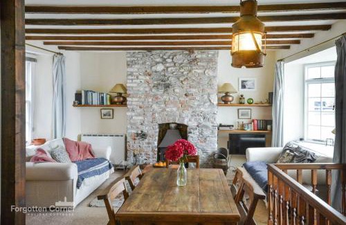 Kingsand House | April Cottage, Cawsand - Beach front