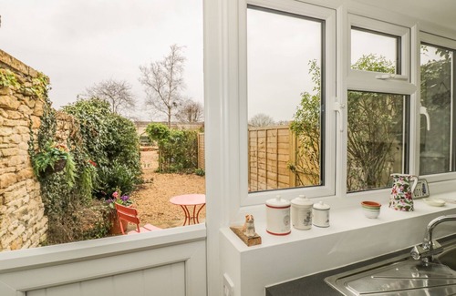 Broadway Cottage | April Cottage